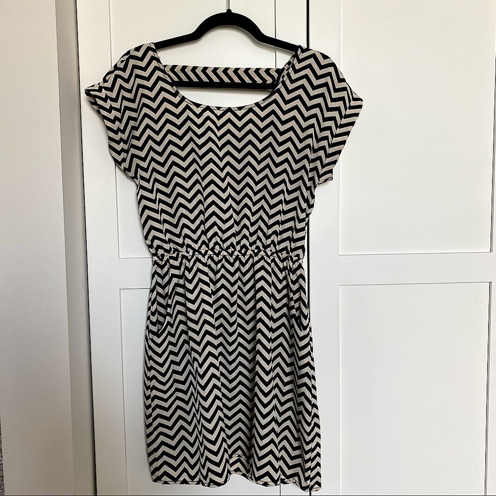 Black and White Chevon Pattern Dress With Pockets